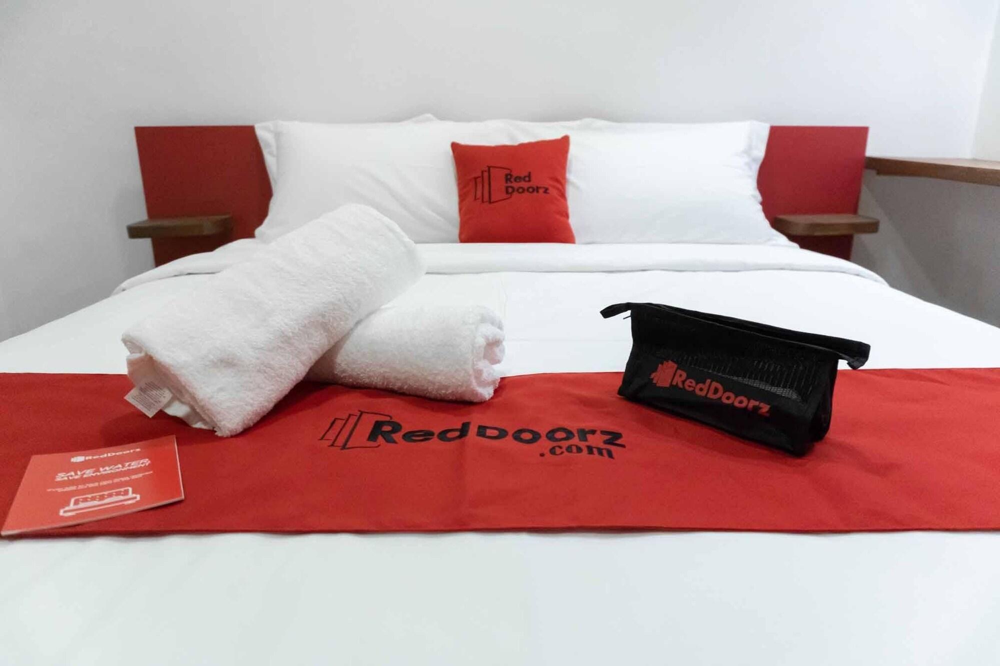 RedDoorz Plus near Bamboo Organ Las Piñas Exterior foto