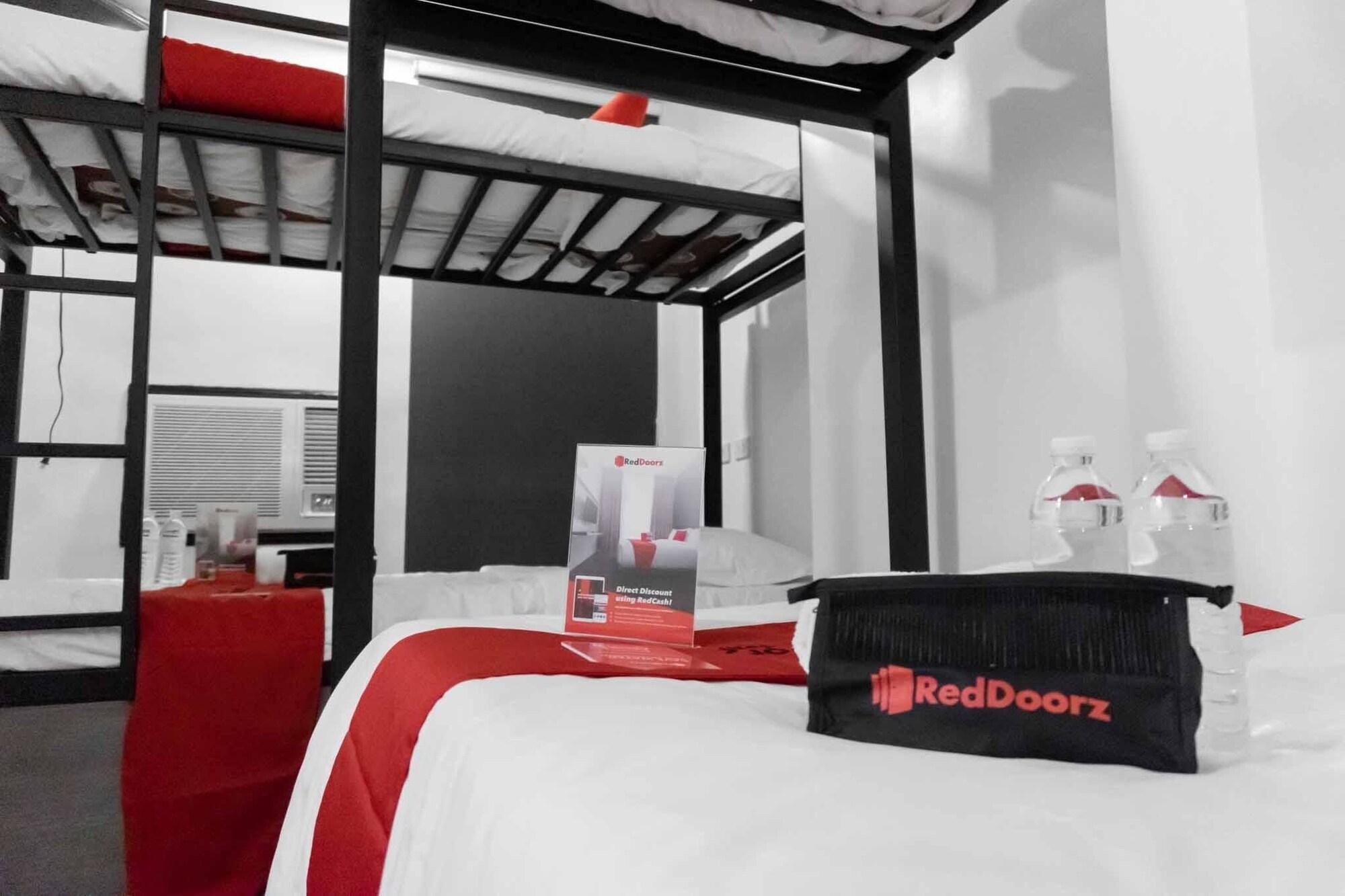 RedDoorz Plus near Bamboo Organ Las Piñas Exterior foto