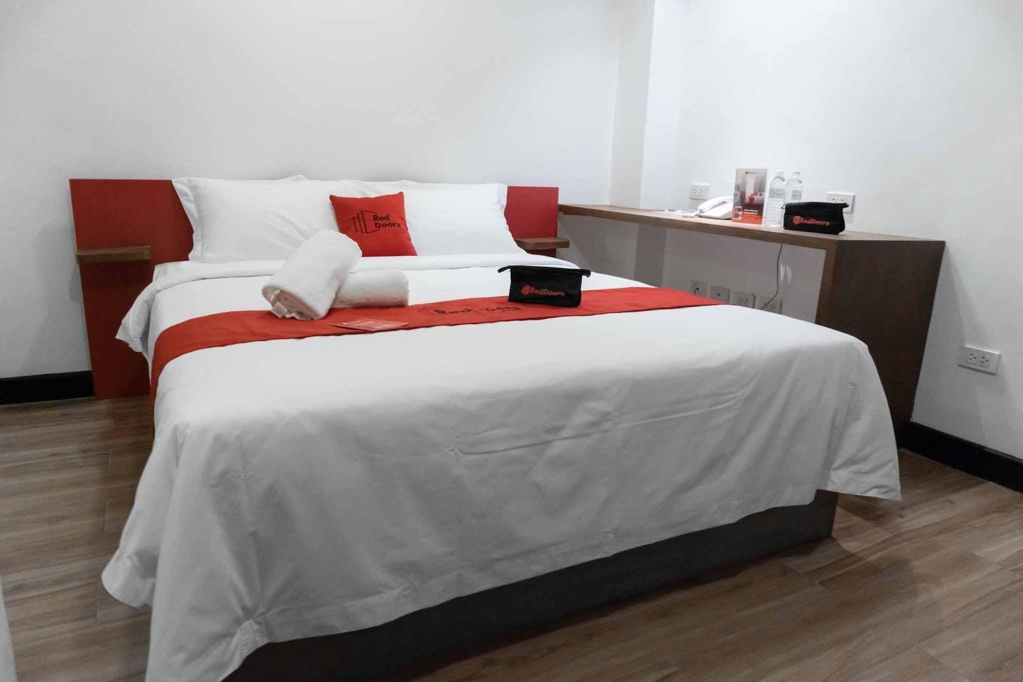 RedDoorz Plus near Bamboo Organ Las Piñas Exterior foto